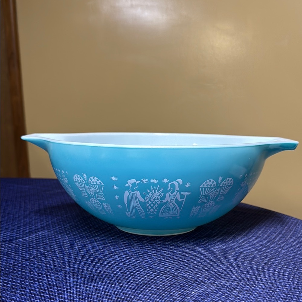 Sold
Pyrex Amish Butterprint Cinderella Mixing Bowl 444 4QT Turquoise Nice